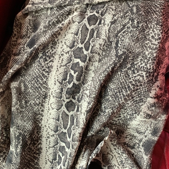 Hybrid Cross Animal Print Back Shirt - Picture 4 of 14